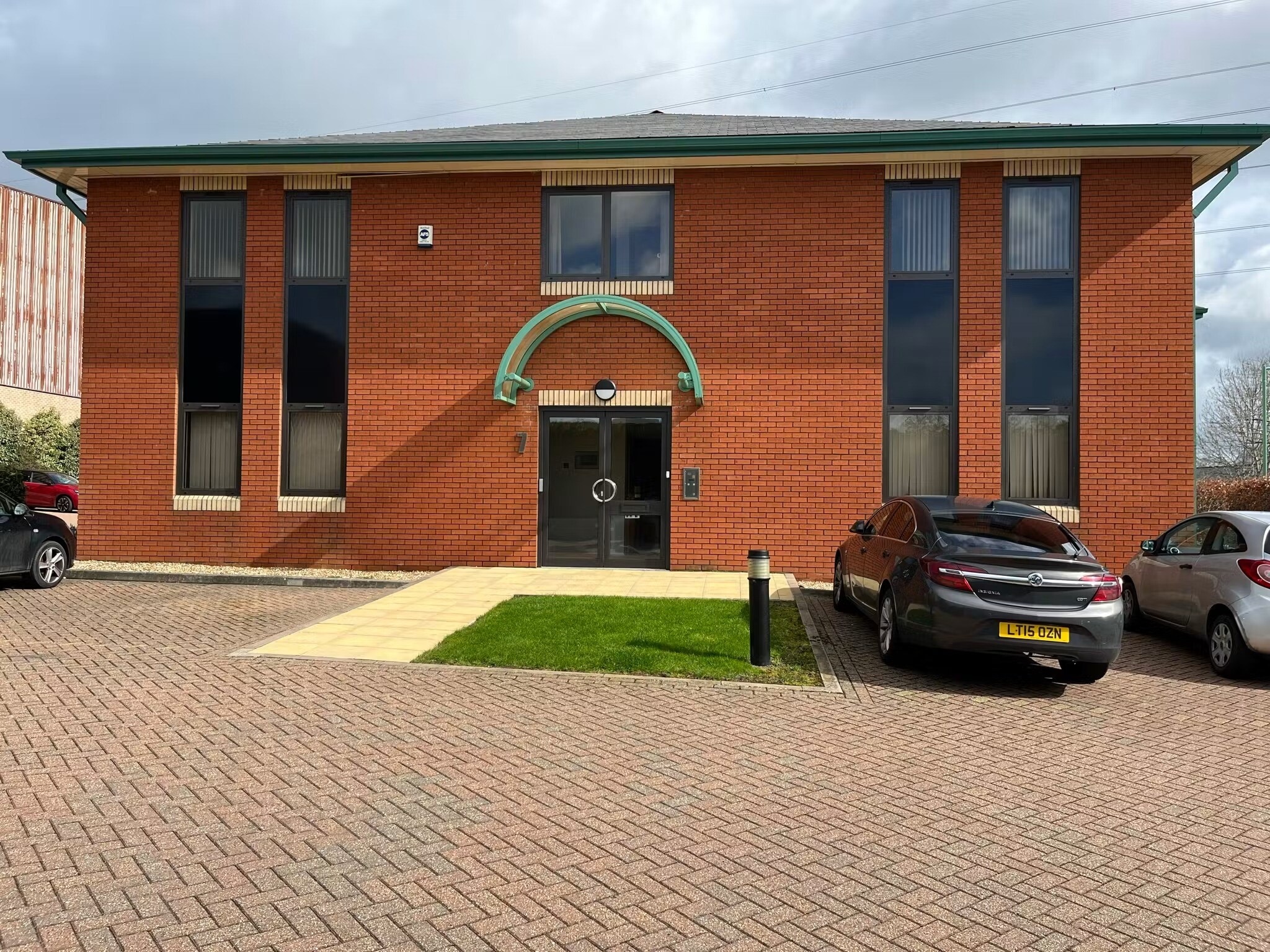Smeaton Clos, Aylesbury to rent Building Photo- Image 1 of 19