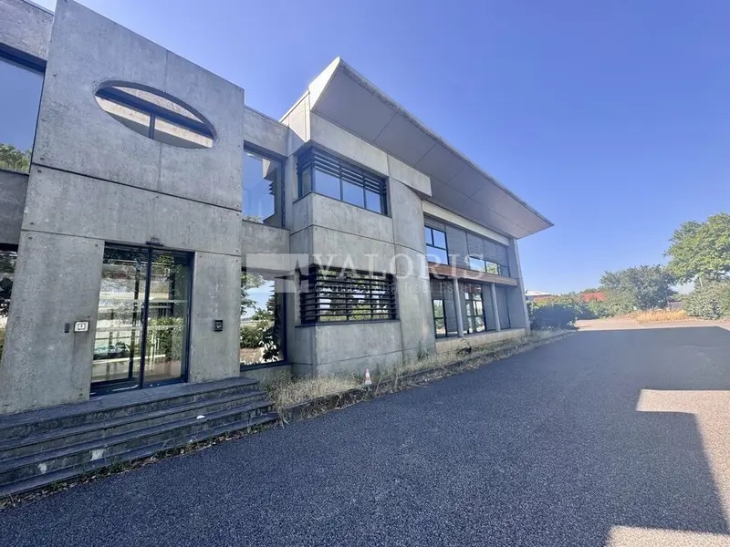 Light Industrial in Décines-Charpieu to rent Building Photo- Image 1 of 4