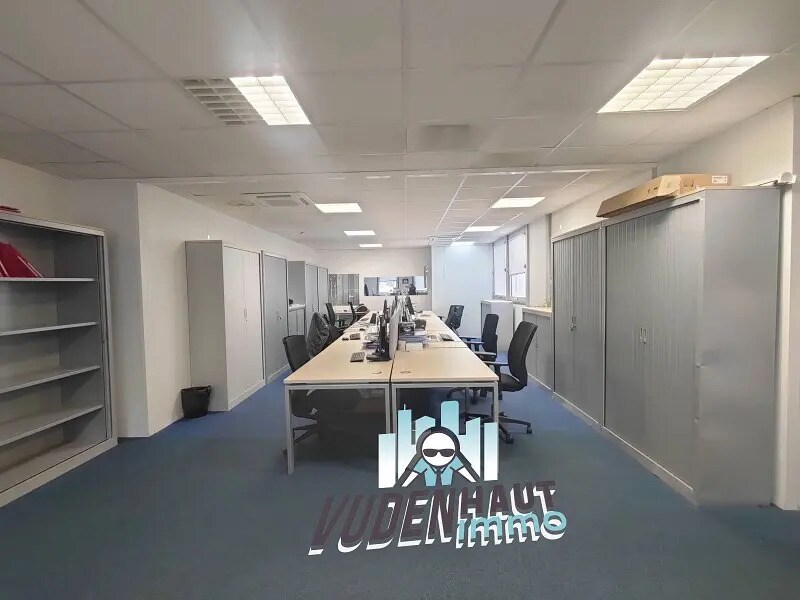 Location Bureaux 296 m² - Photo 1