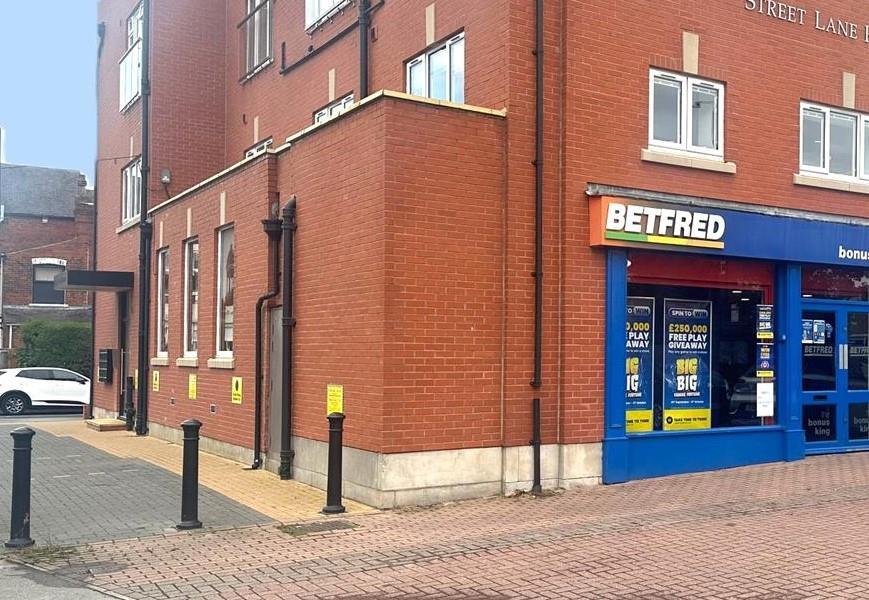 Street Ln, Leeds to rent Building Photo- Image 1 of 2