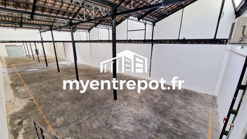Light Industrial in Marseille to rent - Interior Photo - Image 2 of 8