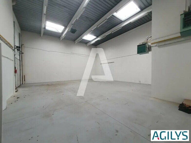 Light Industrial in Champs-sur-Marne to rent - Interior Photo - Image 1 of 10