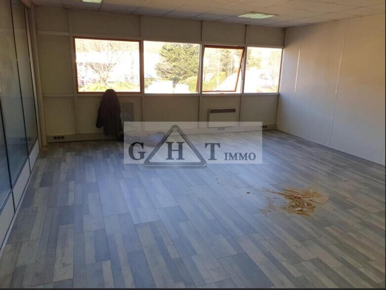 Office in Neuilly-sur-Marne to rent - Interior Photo - Image 2 of 2