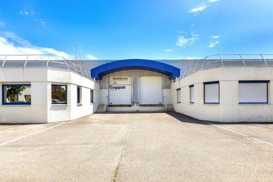 Light Industrial in Saint-Genis-Laval to rent - Building Photo - Image 1 of 10