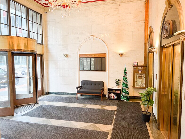 108-122 W Jefferson St, Syracuse, NY for rent - Lobby - Image 3 of 6