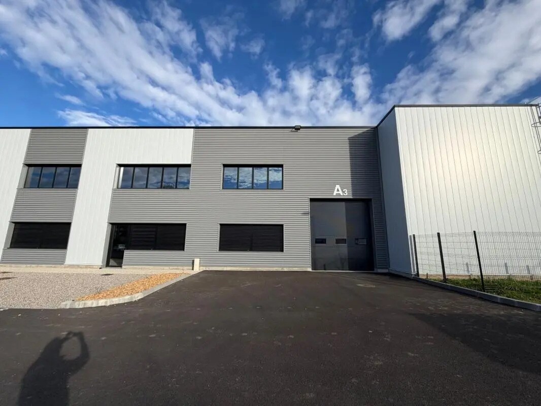 Office in OULLINS-PIERRE-BÉNITE to rent Building Photo- Image 1 of 6