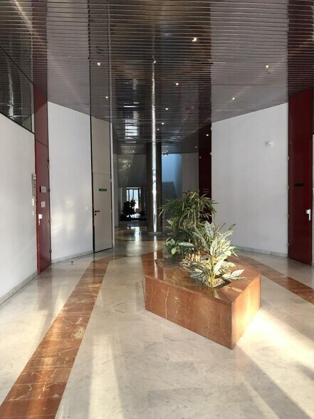 Office in Argenteuil to rent - Lobby - Image 2 of 8