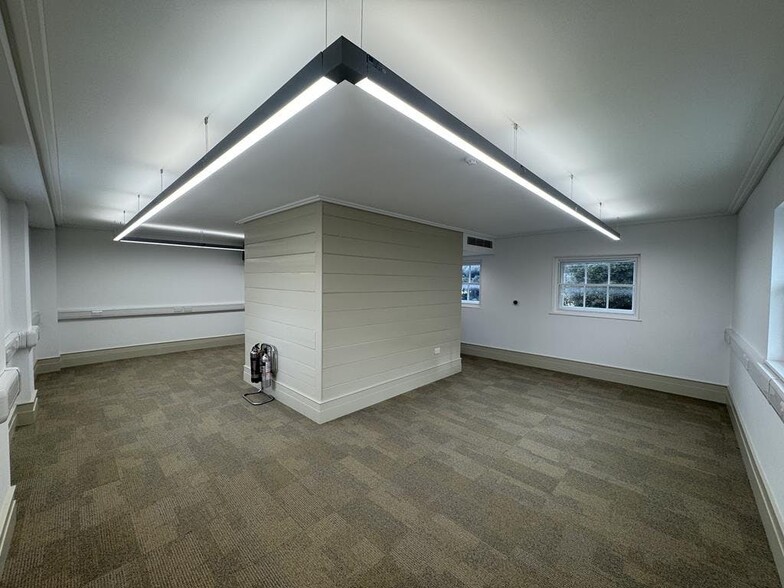 8 Kew Bridge Ct, London to rent - Building Photo - Image 2 of 10