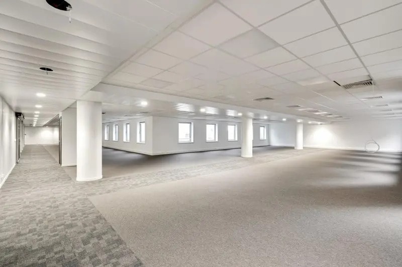 2 Place Des Vosges, Courbevoie to rent - Interior Photo - Image 2 of 14