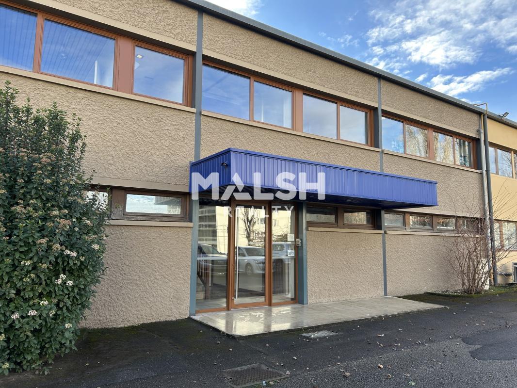 Office in OULLINS-PIERRE-BÉNITE to rent Building Photo- Image 1 of 12