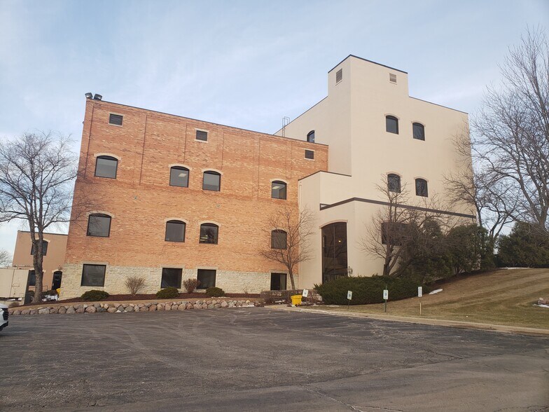 2200 Riverside Dr, Green Bay, WI for rent - Building Photo - Image 1 of 11