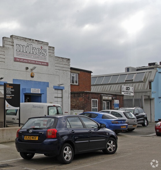 11 Power Rd, London to rent - Building Photo - Image 2 of 6