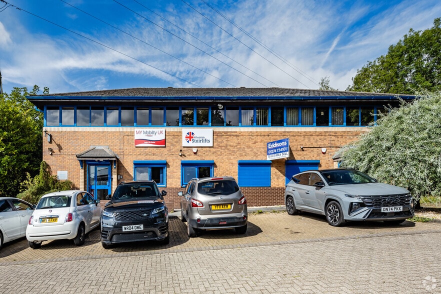 Roydsdale Way, Bradford to rent - Building Photo - Image 3 of 9