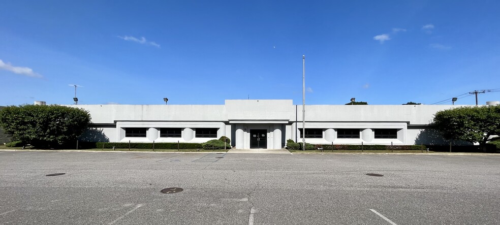 1560 Fifth Ave, Bay Shore, NY for rent - Building Photo - Image 1 of 34