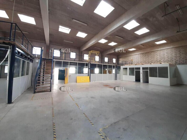 Light Industrial in Vitry-sur-Seine to rent - Interior Photo - Image 2 of 3