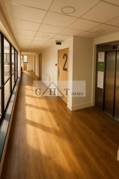 Office in Ivry-sur-Seine to rent - Lobby - Image 2 of 3