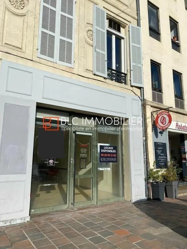 Retail in Marseille to rent Building Photo- Image 1 of 12