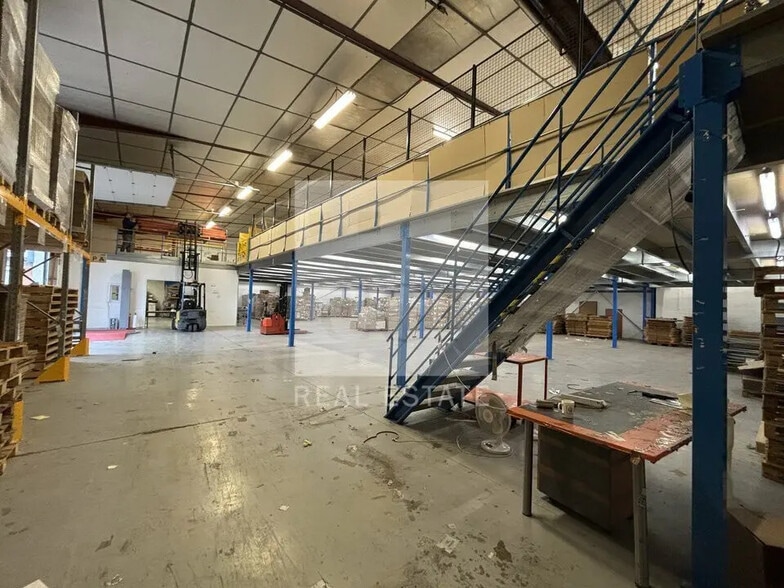 Light Industrial in Chassieu to rent - Interior Photo - Image 2 of 12