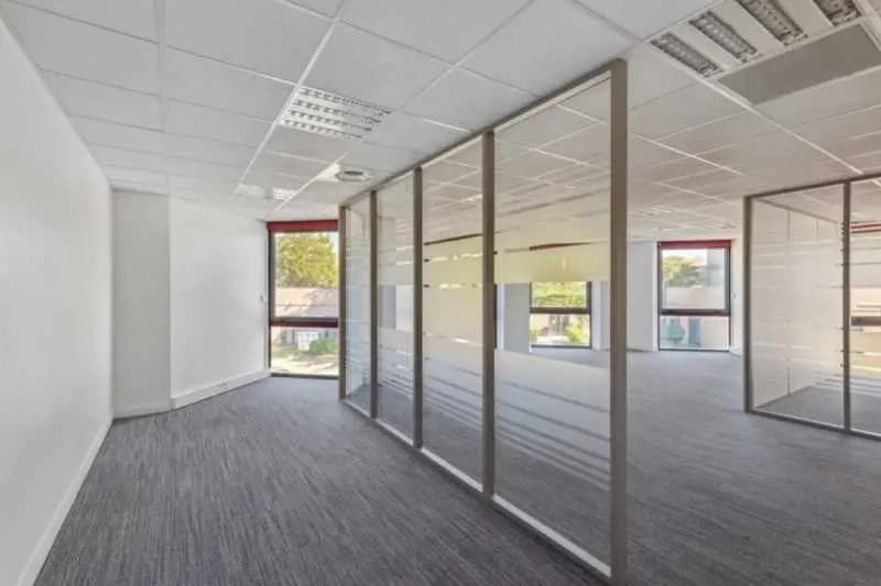 Office in Vénissieux to rent Interior Photo- Image 1 of 12