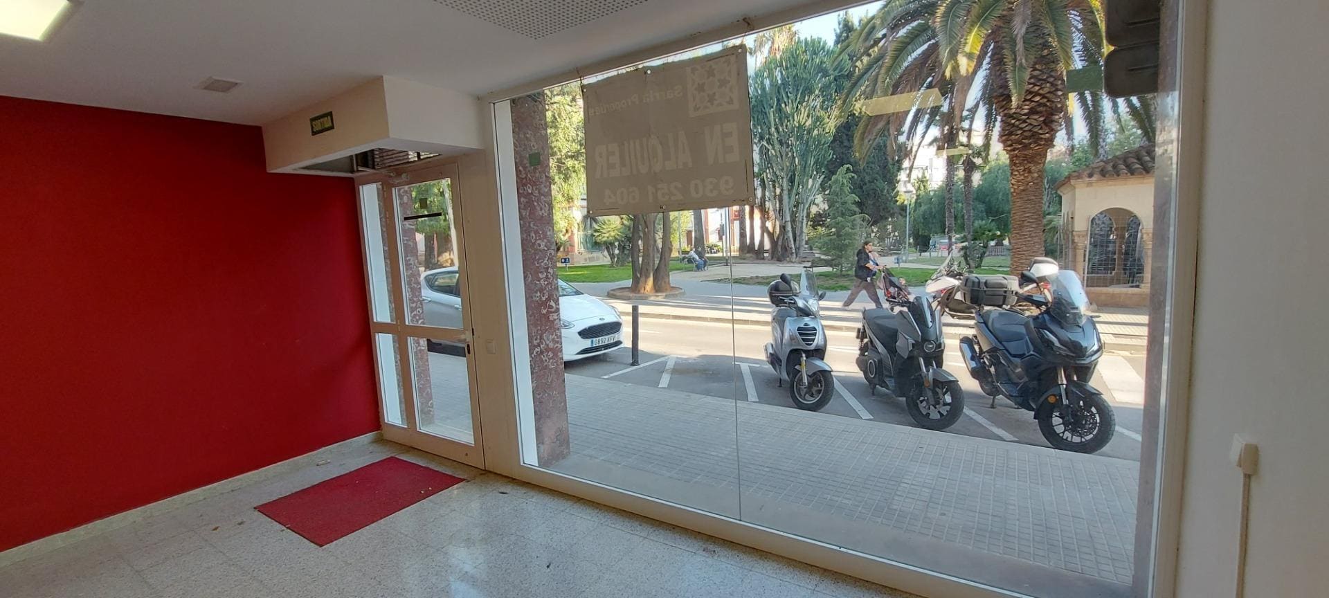 Retail in Esplugues de Llobregat, Barcelona to rent Interior Photo- Image 1 of 2