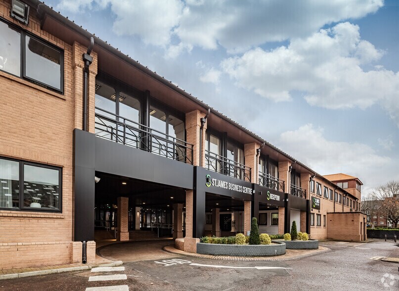 Wilderspool Causeway, Warrington to rent - Building Photo - Image 1 of 4