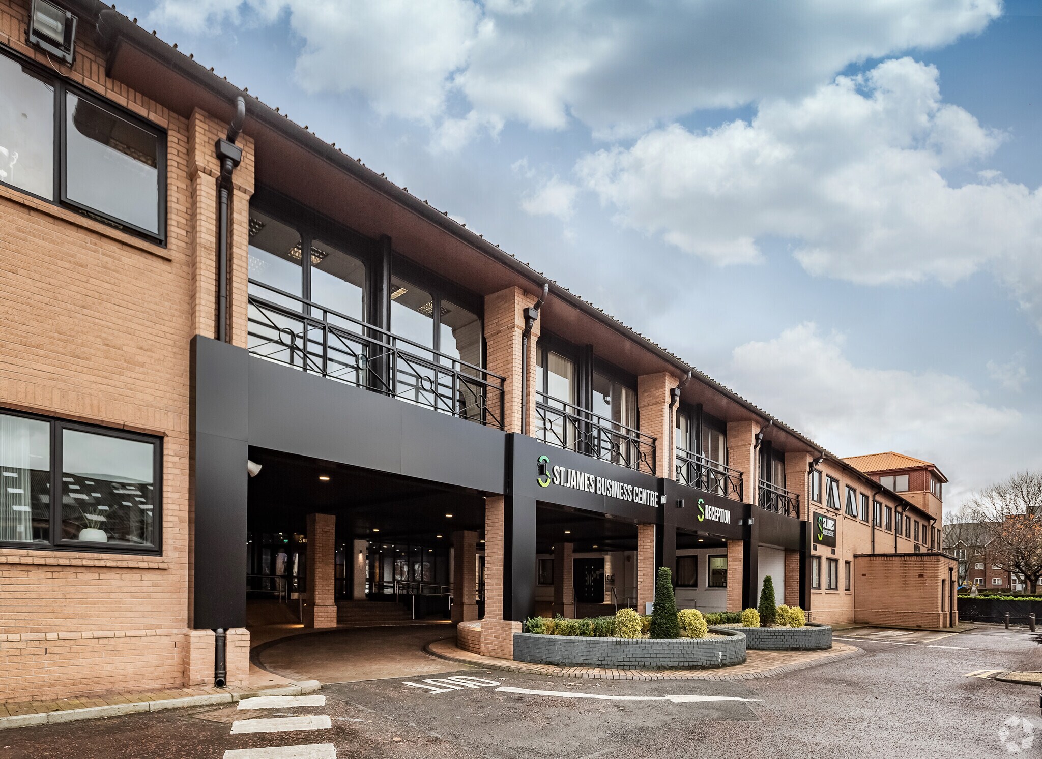 Wilderspool Causeway, Warrington to rent Building Photo- Image 1 of 5