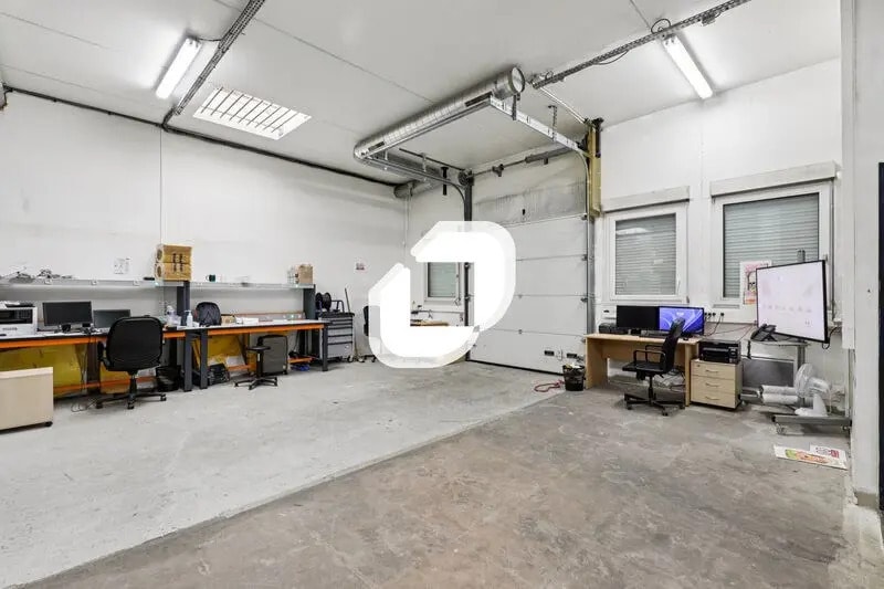 Light Industrial in Nanterre for sale - Interior Photo - Image 2 of 9