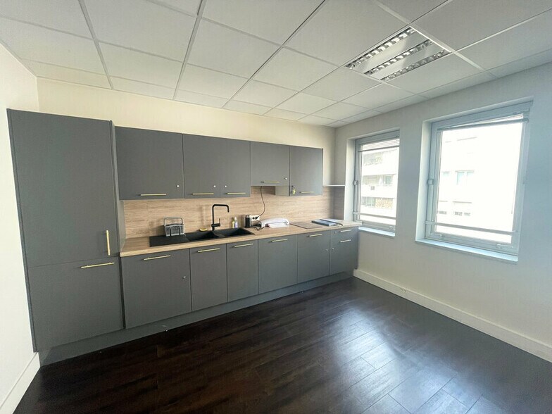 Office in Villeurbanne to rent - Interior Photo - Image 2 of 4
