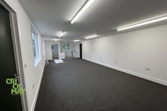 Deaks Lane, Haywards Heath to rent Interior Photo- Image 1 of 2