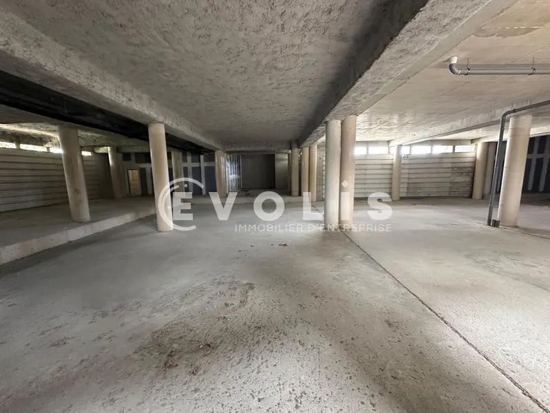 Light Industrial in Noisy-le-Sec to rent Interior Photo- Image 1 of 8