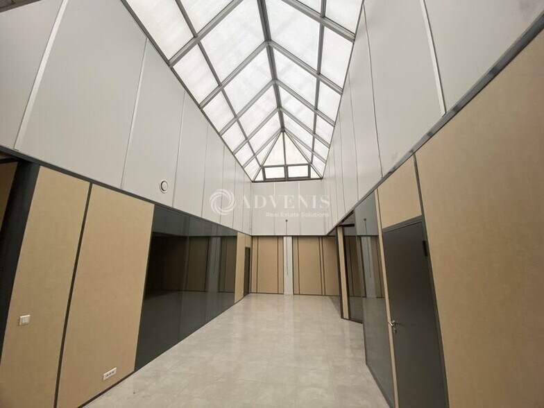 Light Industrial in Trappes to rent - Interior Photo - Image 3 of 6