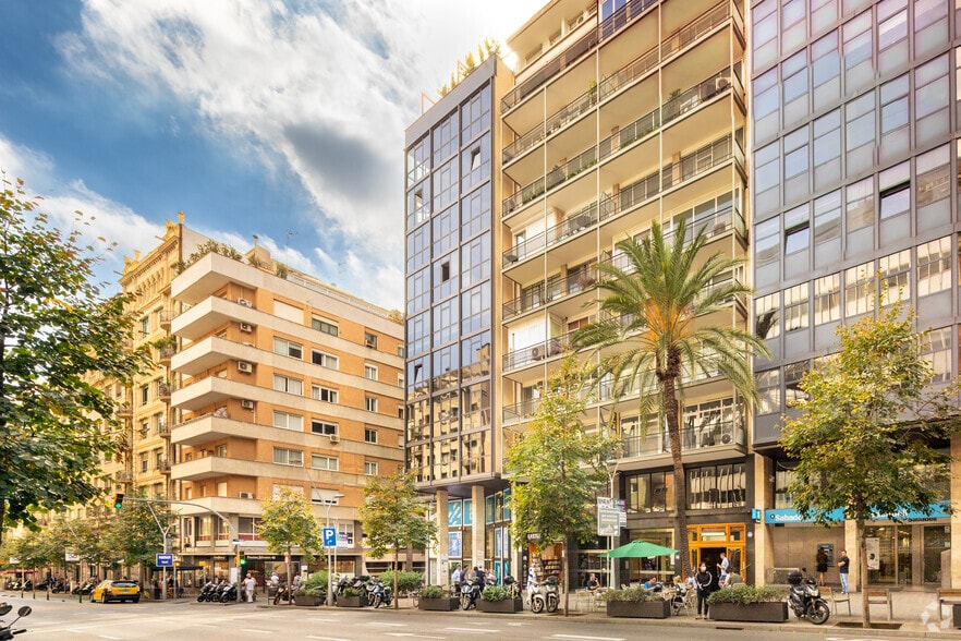Office in Barcelona, Barcelona to rent - Building Photo - Image 3 of 4
