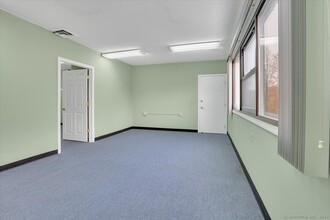 325 Chamberlain Hwy, Meriden, CT for rent Interior Photo- Image 1 of 6