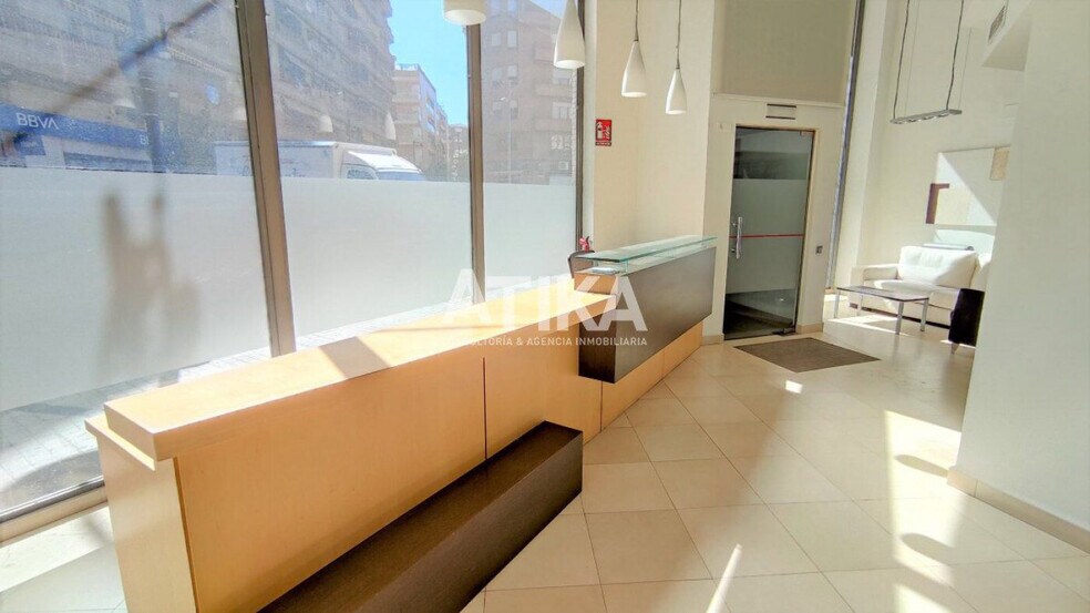 Retail in Ontinyent, Valencia to rent - Lobby - Image 2 of 6