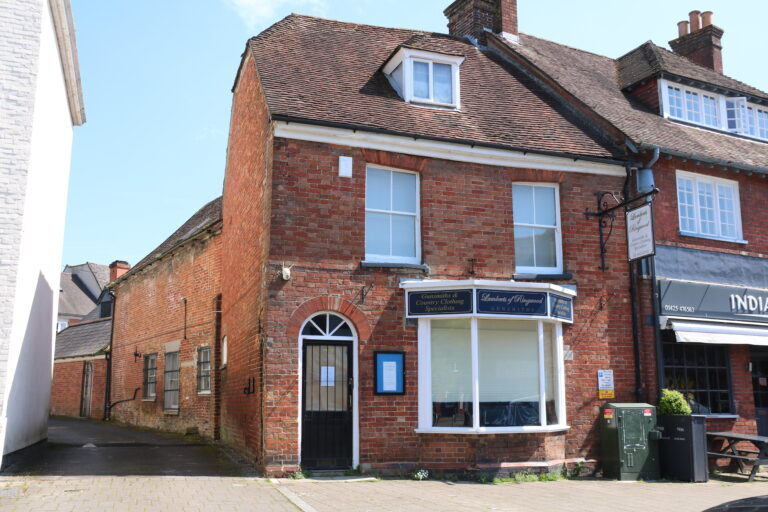 16 Market Pl, Ringwood to rent Building Photo- Image 1 of 2