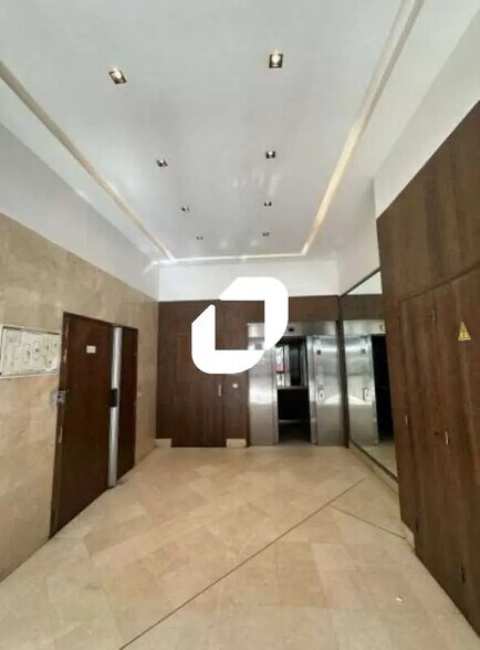 Office in Viroflay to rent - Lobby - Image 3 of 4