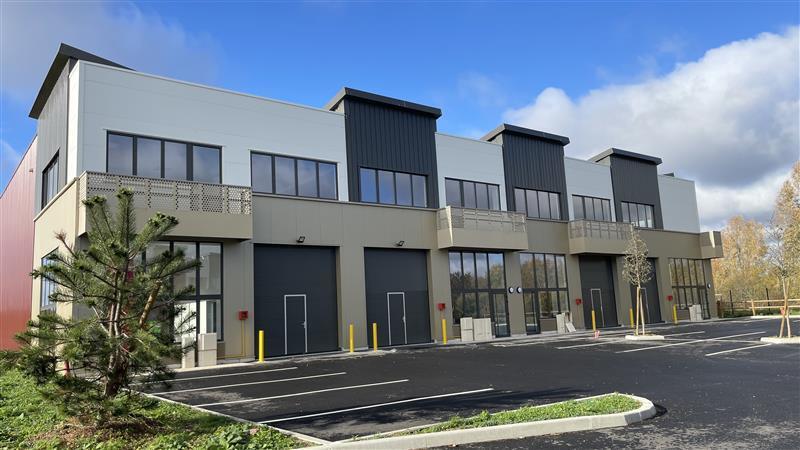 Light Industrial in Saint-Pierre-du-Perray for sale Building Photo- Image 1 of 10