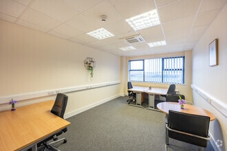 6 Darby Clos, Swindon to rent Interior Photo- Image 2 of 4