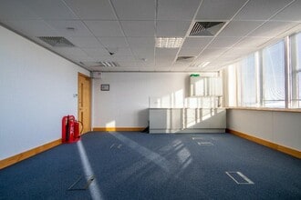 575-599 Maxted Rd, Hemel Hempstead to rent Interior Photo- Image 1 of 7