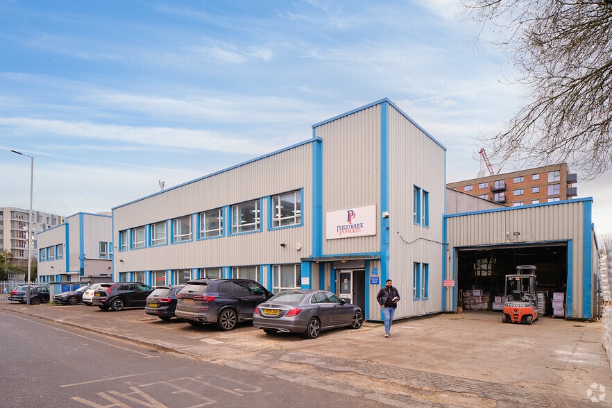 3 Viveash Clos, Hayes for sale - Primary Photo - Image 1 of 1