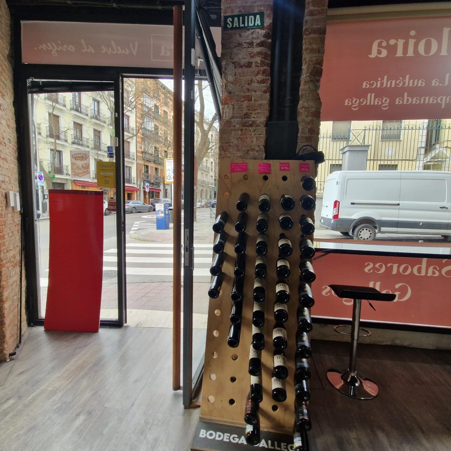 Retail in Madrid, Madrid to rent Interior Photo- Image 1 of 11