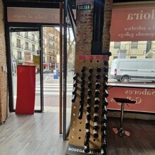 Retail in Madrid, Madrid to rent Interior Photo- Image 1 of 11