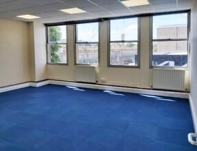 Lower Bristol Rd, Bath to rent Interior Photo- Image 2 of 3