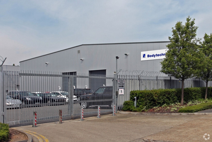 381 Sykes Rd, Slough to rent - Building Photo - Image 2 of 8