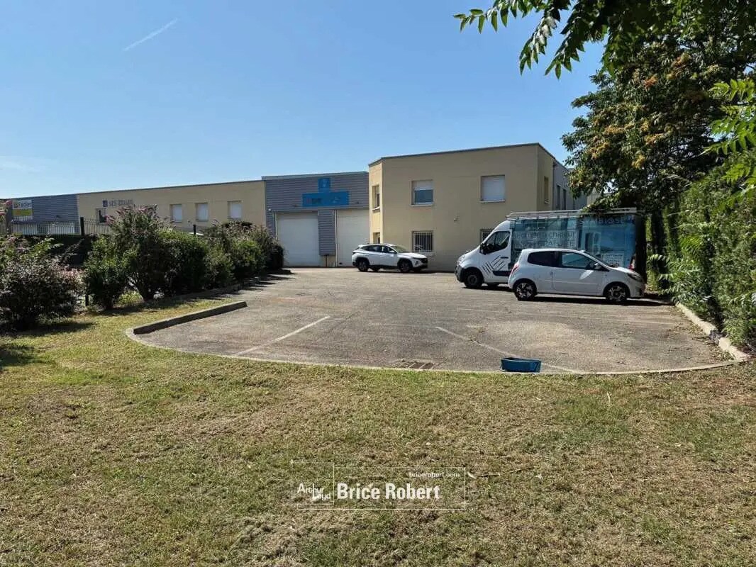 Light Industrial in Vénissieux to rent Building Photo- Image 1 of 6
