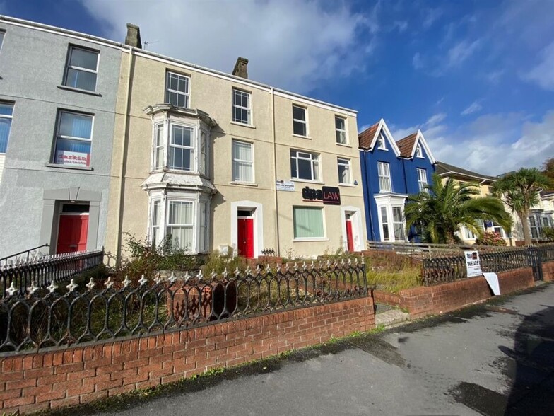 10-12 Queen Victoria Rd, Llanelli for sale - Primary Photo - Image 1 of 8