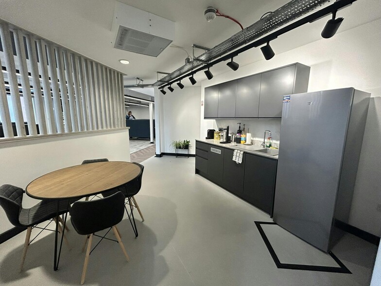 5 Blantyre St, Manchester for sale - Interior Photo - Image 3 of 10