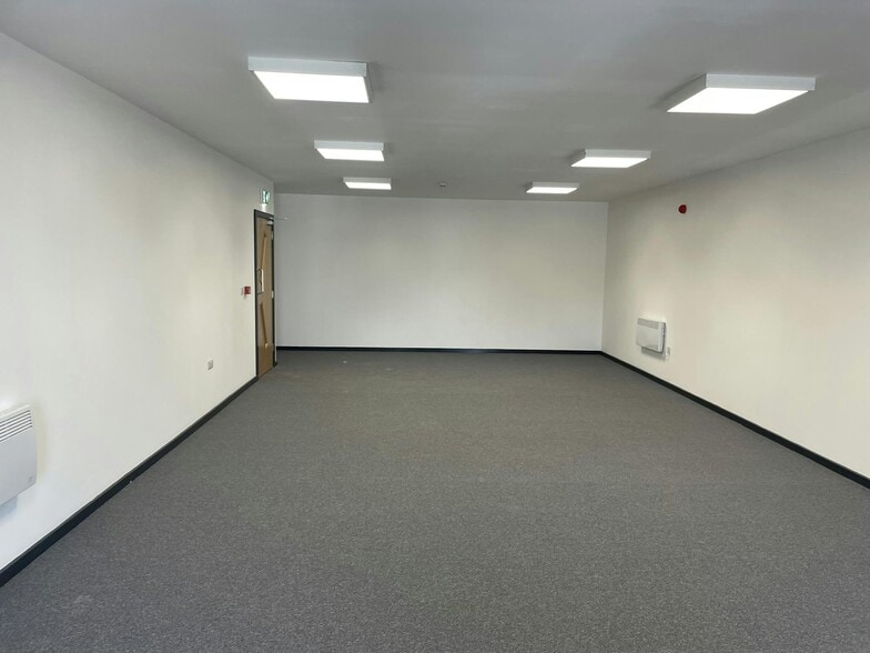 Greenside Way, Manchester to rent - Interior Photo - Image 3 of 11