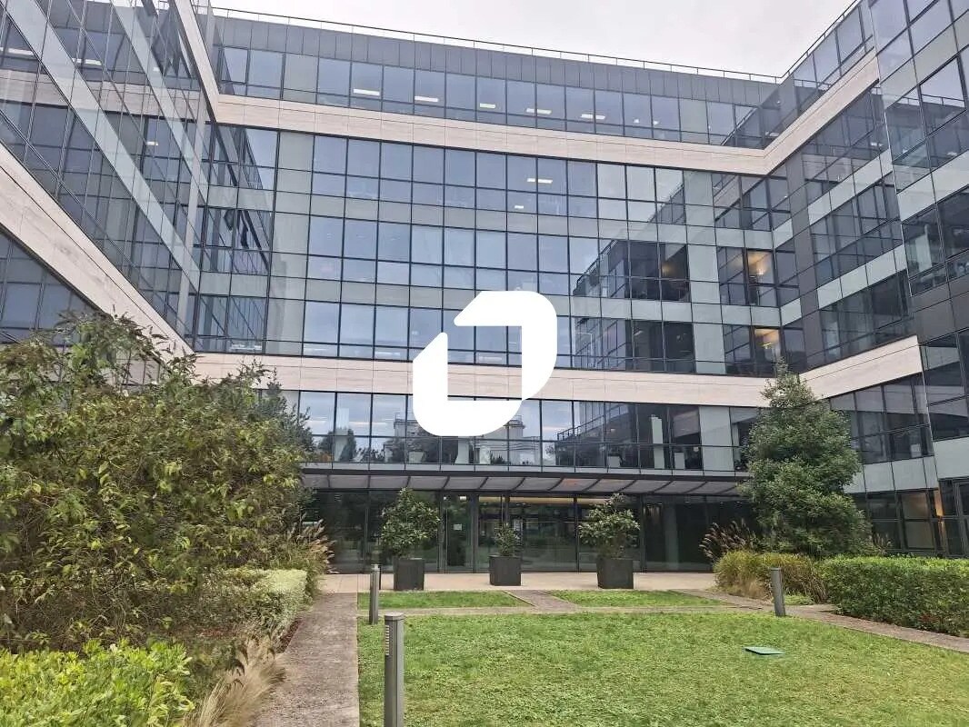Office in Neuilly-sur-Seine to rent Building Photo- Image 1 of 12