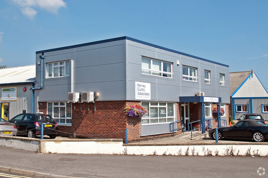 66 Victoria Rd, Burgess Hill for sale - Primary Photo - Image 1 of 1